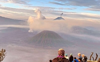 beautiful picture Bromo Mountain tour for backpaker